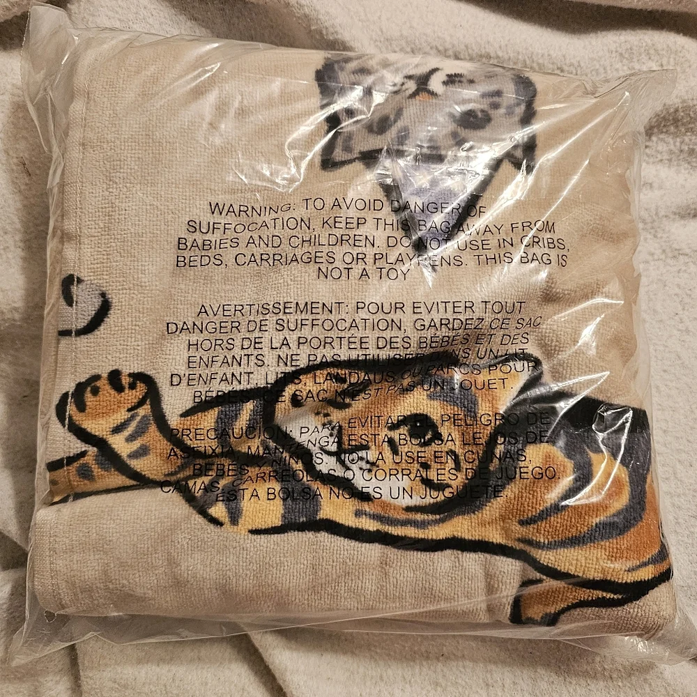 Vera Bradley A Cat's Life Beach Towel in cotton looped terry